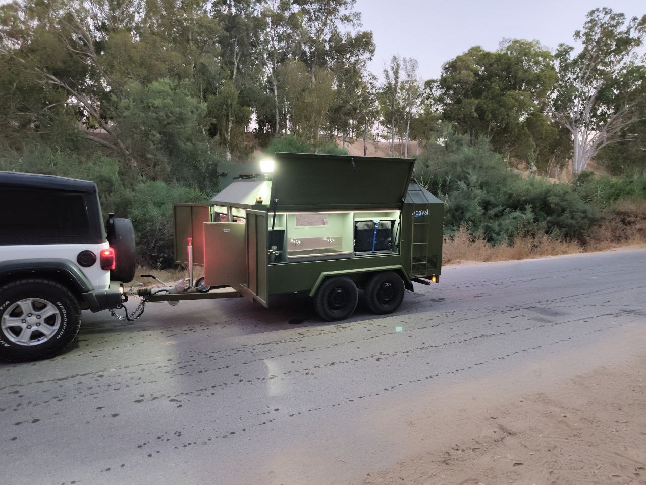 L'unité ouverte et en fonctionnement, avec accès aux robinets et à la batterie